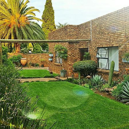 Midrand Guesthouse - Tasa Esterno foto